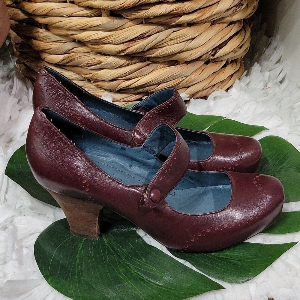 Nicole outrageous maroon mary jane style leather heels size 8.5M